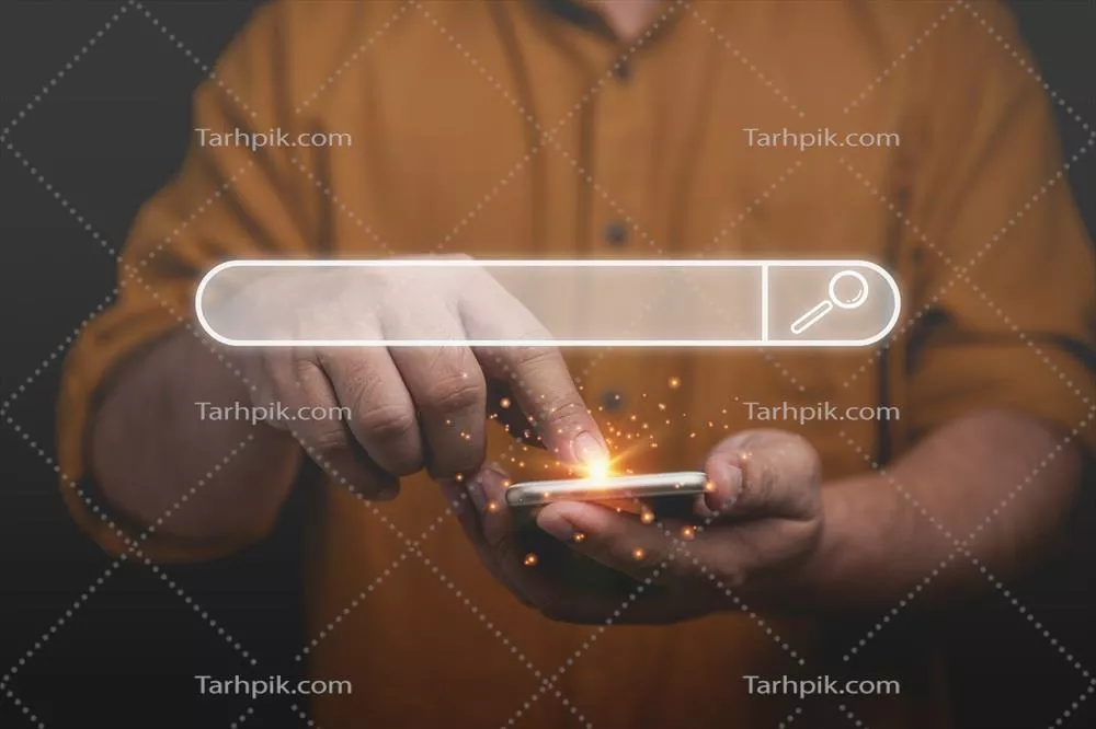 عکس مدیر کسب و کار در حال جستجوی اطلاعات با استفاده از گوشی هوشمند در پس زمینه سیاه