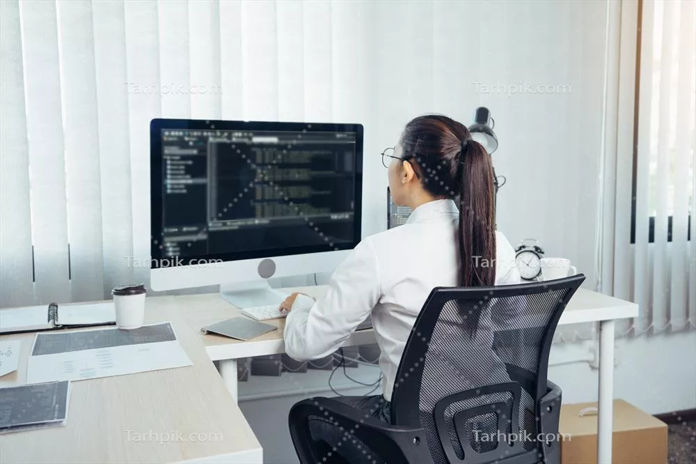 عکس زنان آسیایی در برنامه های توسعه حرفه ای و برنامه نویسی در محیط کار