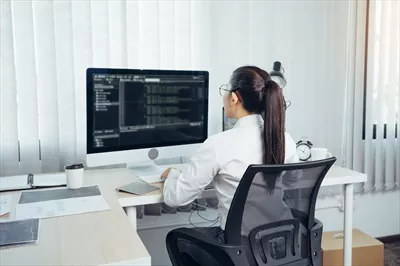 عکس زنان آسیایی در برنامه های توسعه حرفه ای و برنامه نویسی در محیط کار