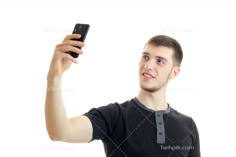 عکس پرتره نزدیک از یک جوان خوشحال در تیشرت با پس زمینه جذاب