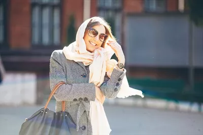 دختر با کلاهی زیبا در کوچه ها: استایل خیابانی و مد روز