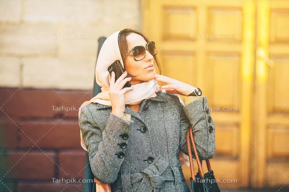 دختر در حال قدم زدن در خیابان با کلاه و کت شیک