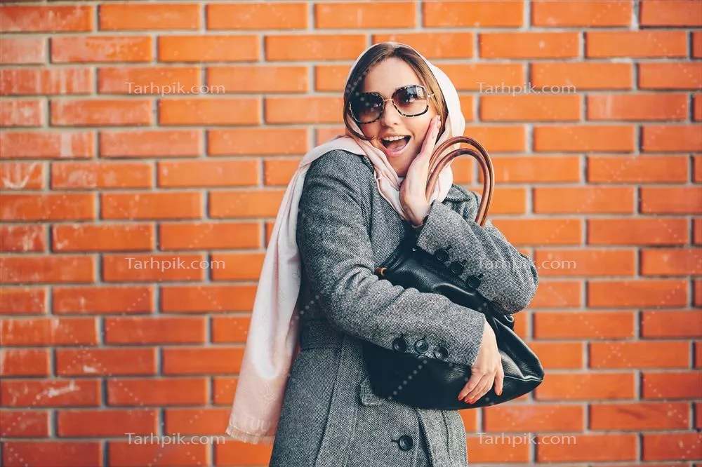 دختری در کت در خیابان، لحظهای زیبا از زندگی شهری
