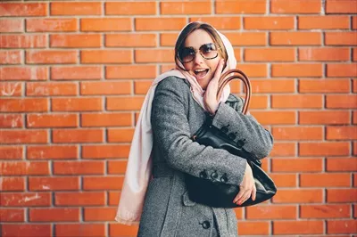 دختری در کت در خیابان، لحظه‌ای زیبا از زندگی شهری