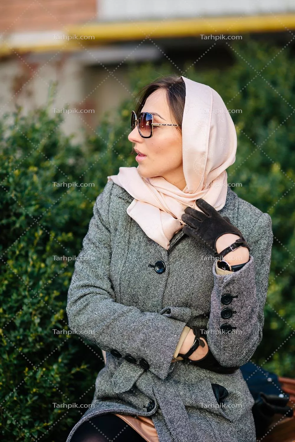 دختر نشسته روی نیمکت در پارک: آرامش و زیبایی طبیعت