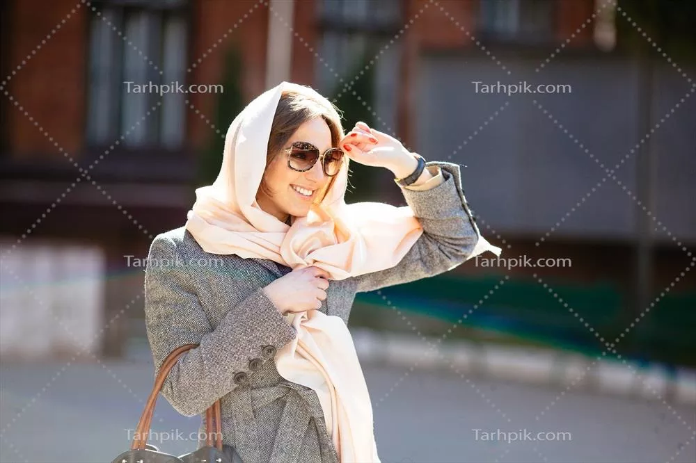دختر در خیابان با کت: نمایی زیبا از فصول سرد و استایل شهری