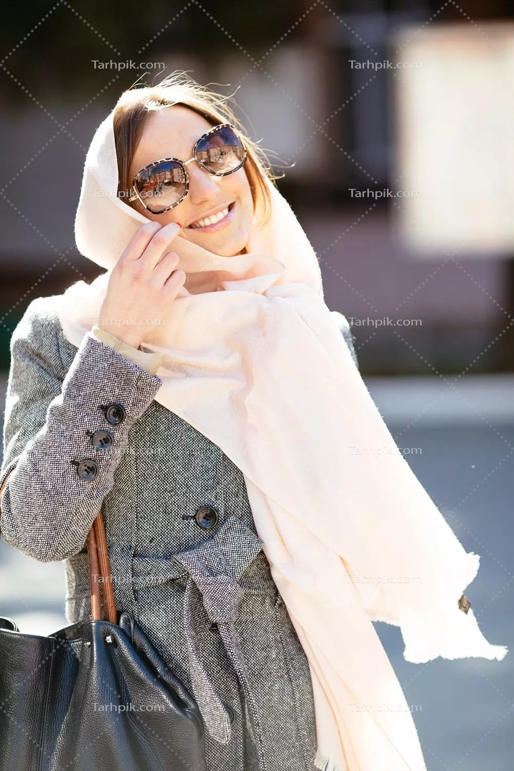 دختر جوان در کت در خیابان: زیبایی و مد در زندگی روزمره