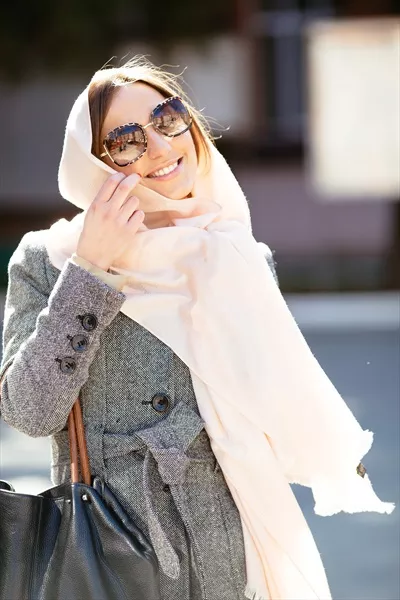 دختر جوان در کت در خیابان: زیبایی و مد در زندگی روزمره
