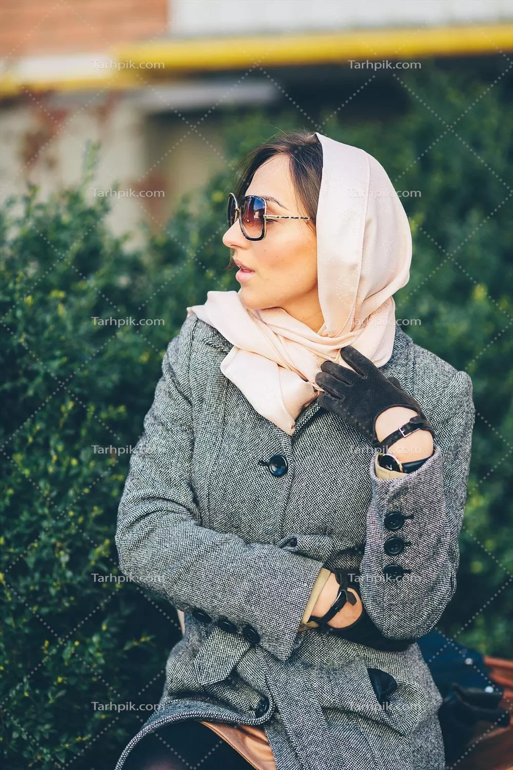 دختری که در پارک روی نیمکت نشسته است: زیبایی طبیعت و لحظات آرامش بخش