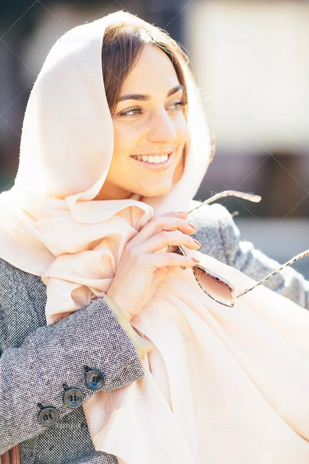 دختری در حال قدم زدن در خیابان با پوشش کت، زیبا و شیک