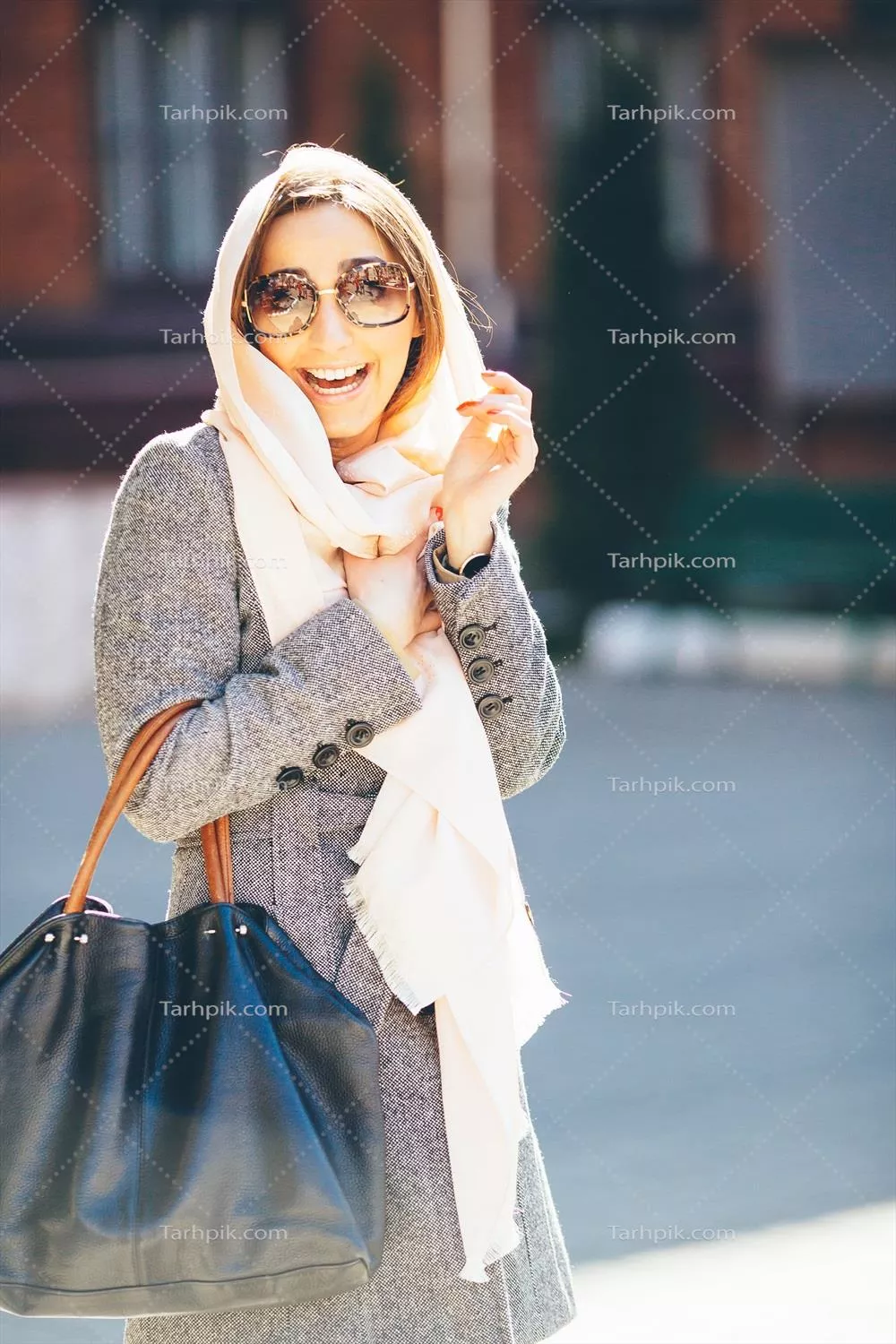 دختری در کت در خیابان - زیبایی و سبک زندگی شهری در روزهای سرد