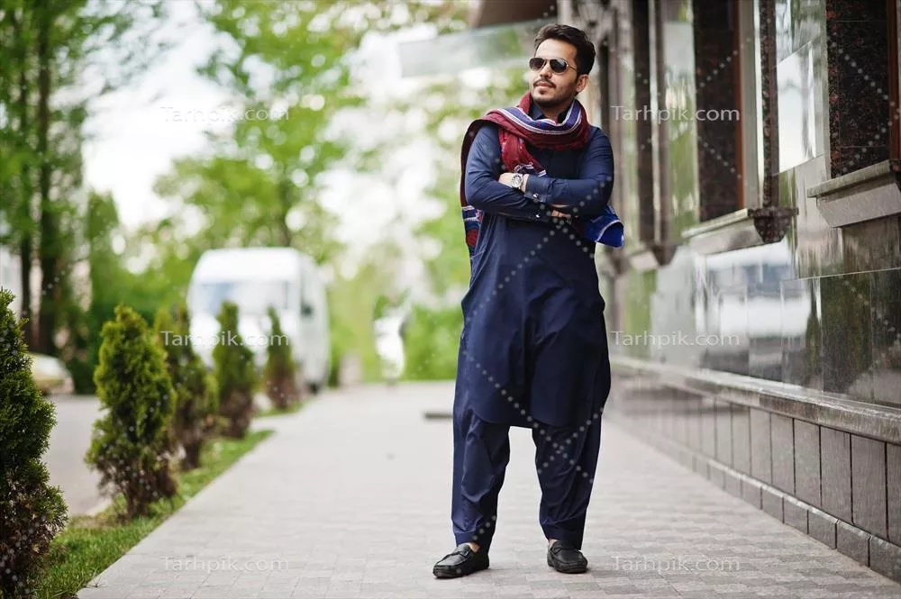 مرد شیک پاکستانی-هندی-مسلمان-عربی در لباس کورتا و دوتی با عینک آفتابی