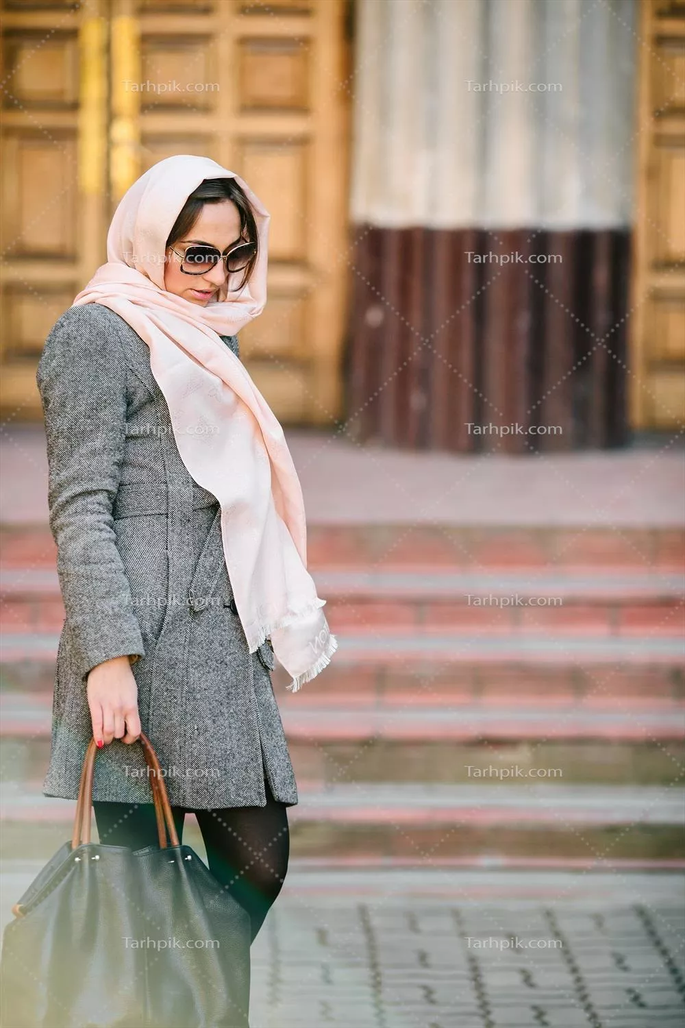 عکس دختر در پالتو با زمینه ساختمانی زیبا