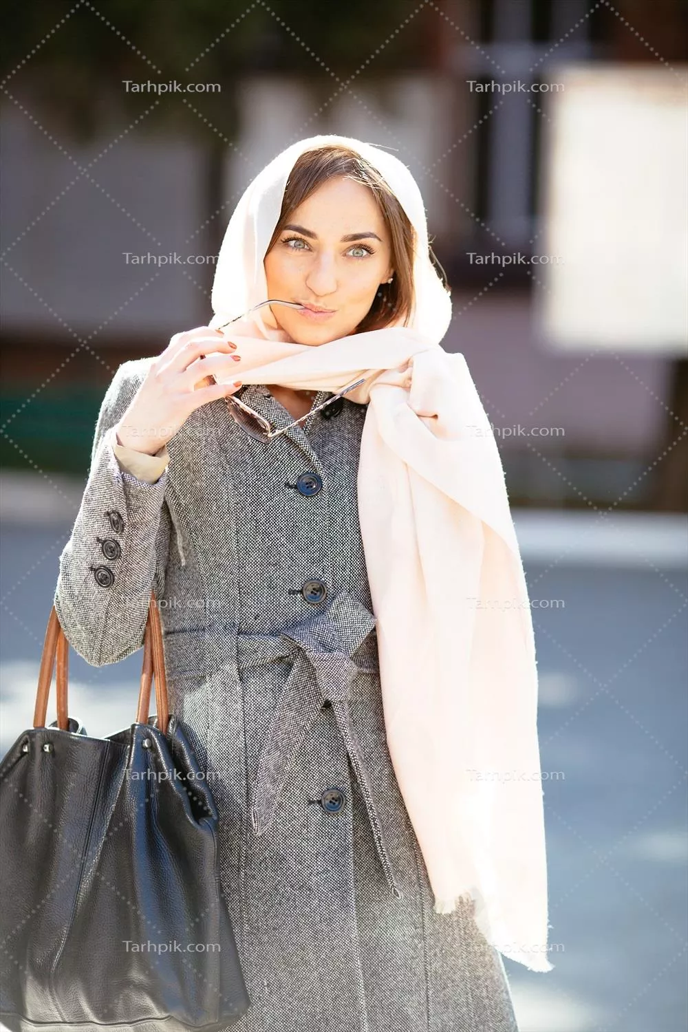 دختری در خیابان با کت، نمادی از استایل و زیبایی معاصر