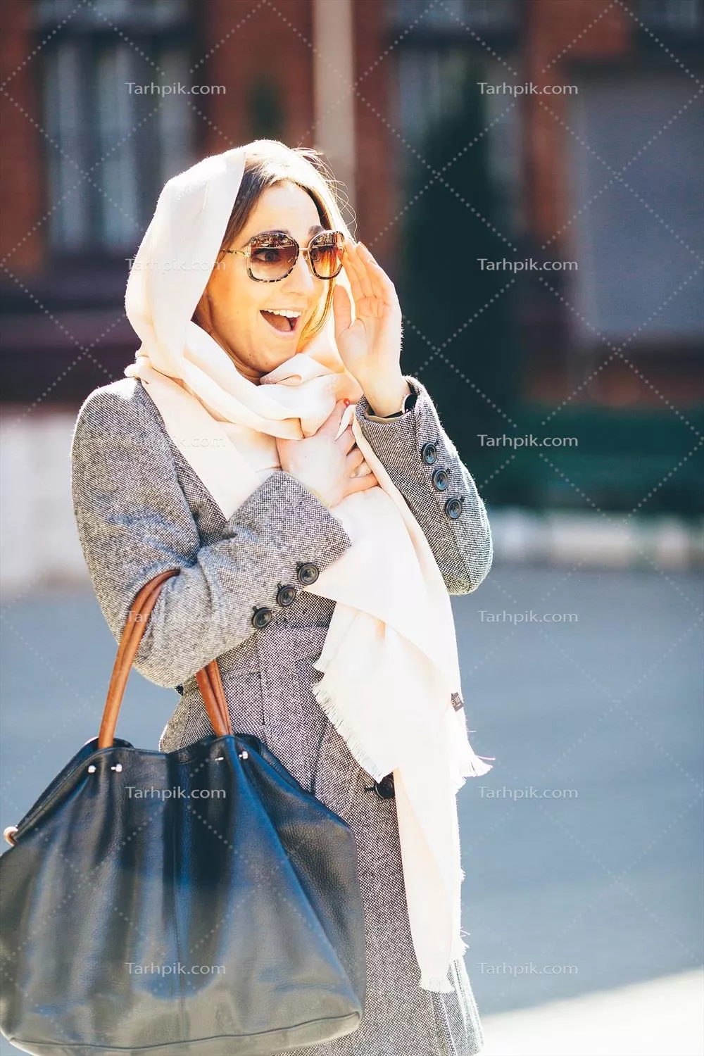 دختری با پالتو در خیابان: لحظه‌ای از زندگی شهری
