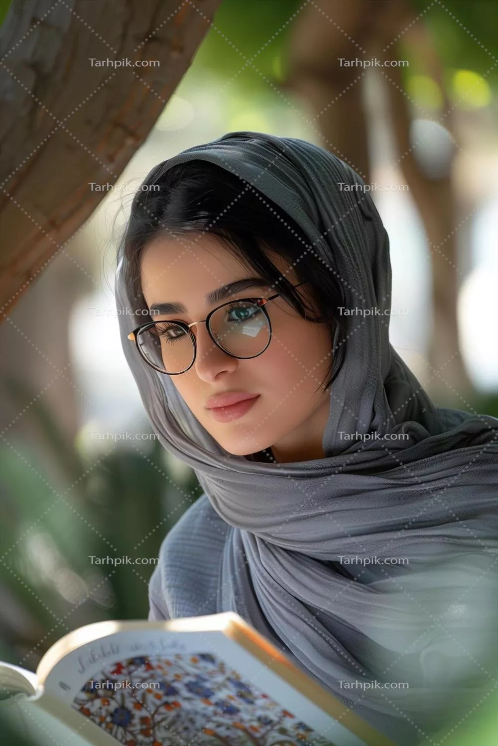 زنی با عینک و شال که در حال خواندن کتابی آرامش‌بخش است