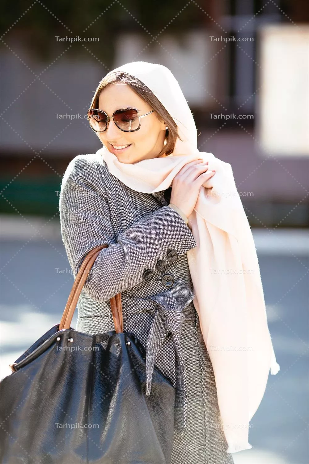 دختری در حال قدم زدن در خیابان با پالتو زیبا