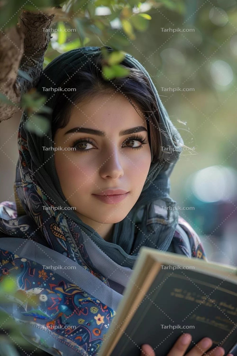 زنی زیبا باحجاب در حال مطالعه کتابی جذاب و آموزنده