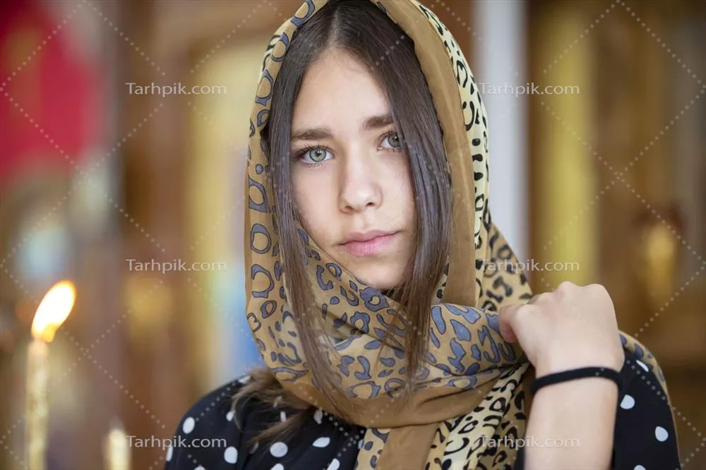 دختر زیبای با روسری در پسزمینه کلیسای شهر گومل بلاروس در 15 ژوئیه 2020