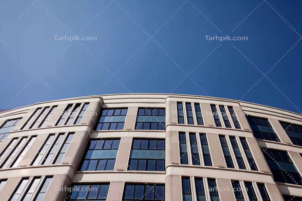 ساختمان نیم دایره ای بالای آسمان با نمای خیره کننده