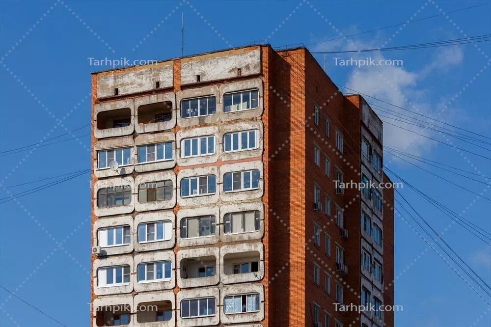 ساختمان مسکونی برج بلند معمولی روسی با نمای بتن و آجر در آسمان آبی