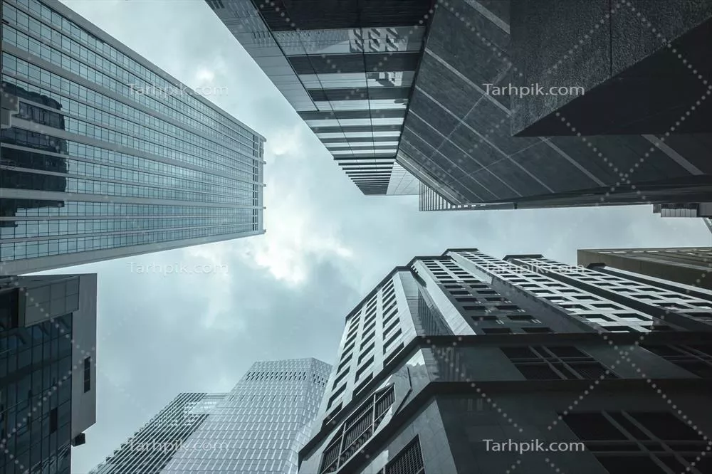 نمایی از آسمان‌خراش‌های مدرن تجاری با شیشه و آسمان در مرکز شهر