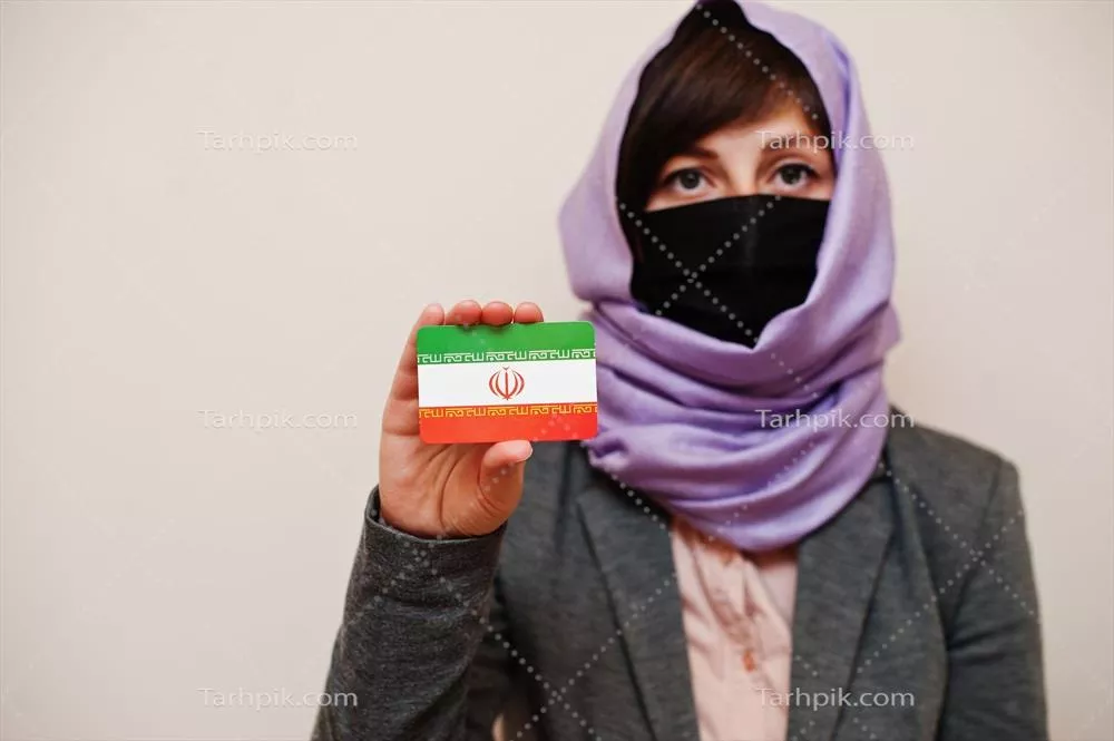 پرتره زن جوان مسلمان در لباس رسمی با ماسک صورت و حجاب در دست داشتن پرچم ایران