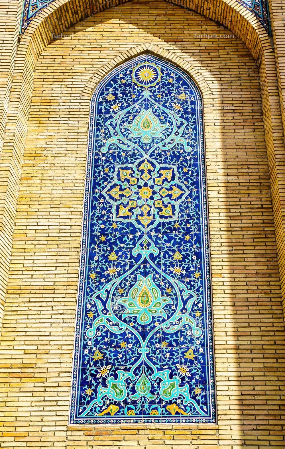 قطعه‌ای از موزاییک سرامیکی با تزئینات هندسی سنتی اسلامی