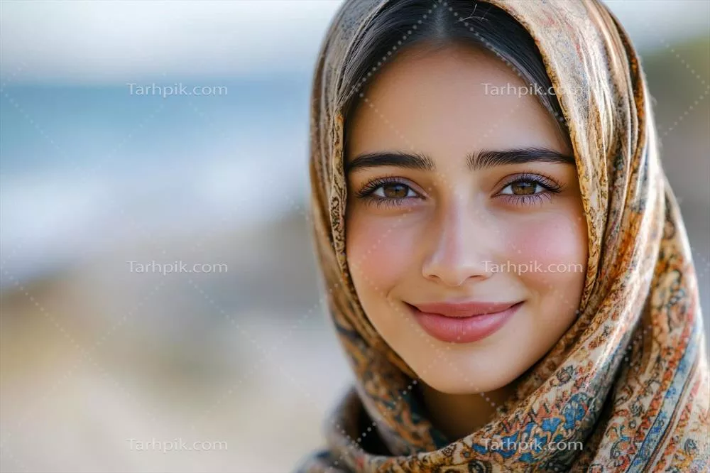 پرتره نزدیک از یک زن جوان خوشحال با حجاب زیبا