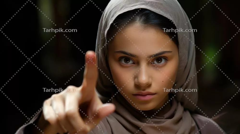 پرتره ای از یک زن جوان مسلمان زیبا در حجاب که به چیزی اشاره می کند