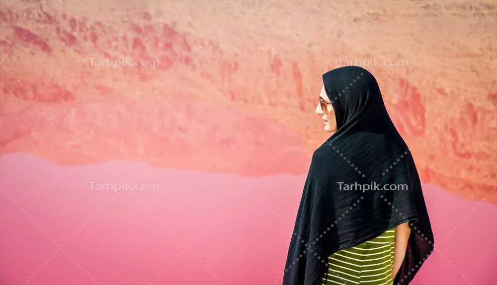 خانم سفیدپوست گردشگر در ساحل دریاچه نمک صورتی مهارلو، شیراز - یک مقصد سفر دیدنی در ایران