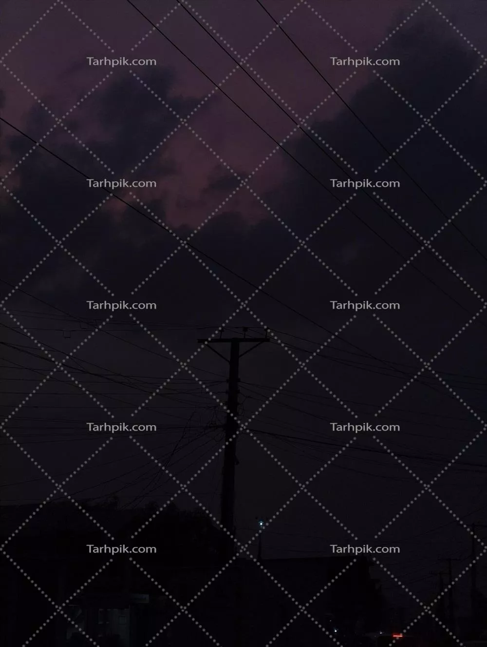 کاغذ دیواری زیبایی شب با ابرهای تاریک و سیمهای برق در چشمانداز بنفش