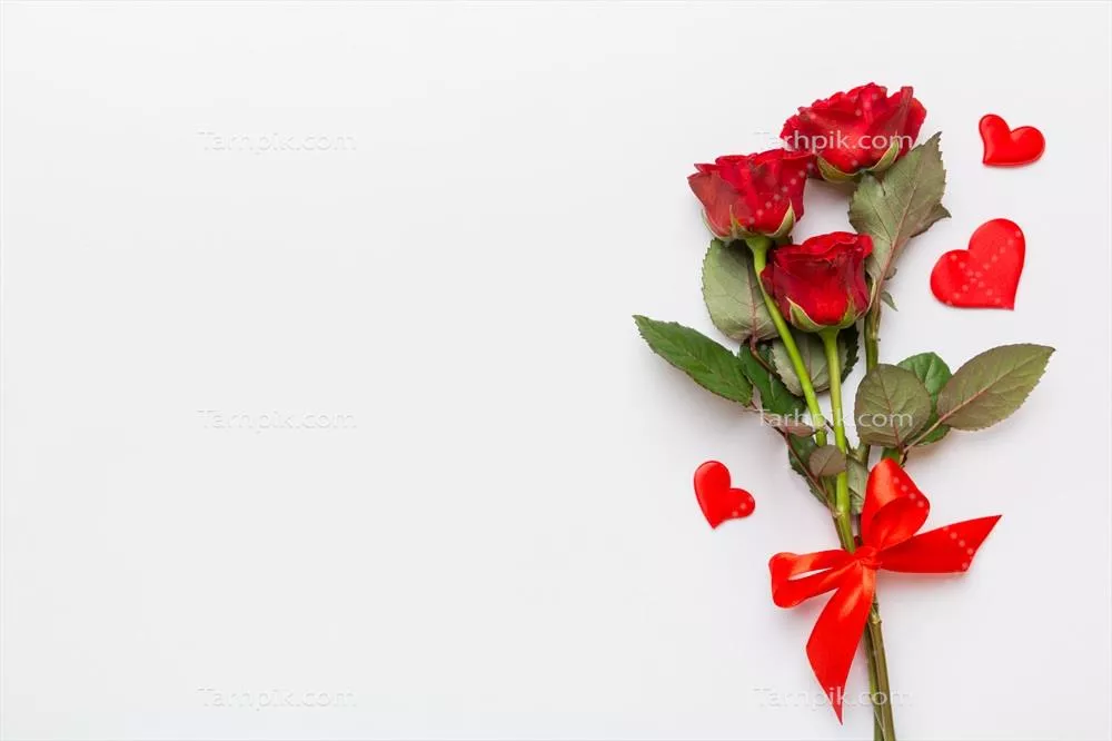 ترکیب روز ولنتاین با گل رز و قلب قرمز بر روی میز – نمای فوقانی و فضای خالی برای تعطیلات