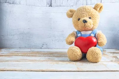 خرس عروسکی روز ولنتاین با قلب جذاب برای ابراز عشق و محبت