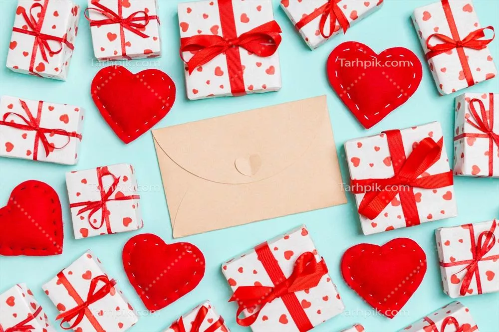 پس‌زمینه‌ای رنگارنگ و زیبا برای روز ولنتاین با جعبه‌های هدیه و قلب‌های بافتنی