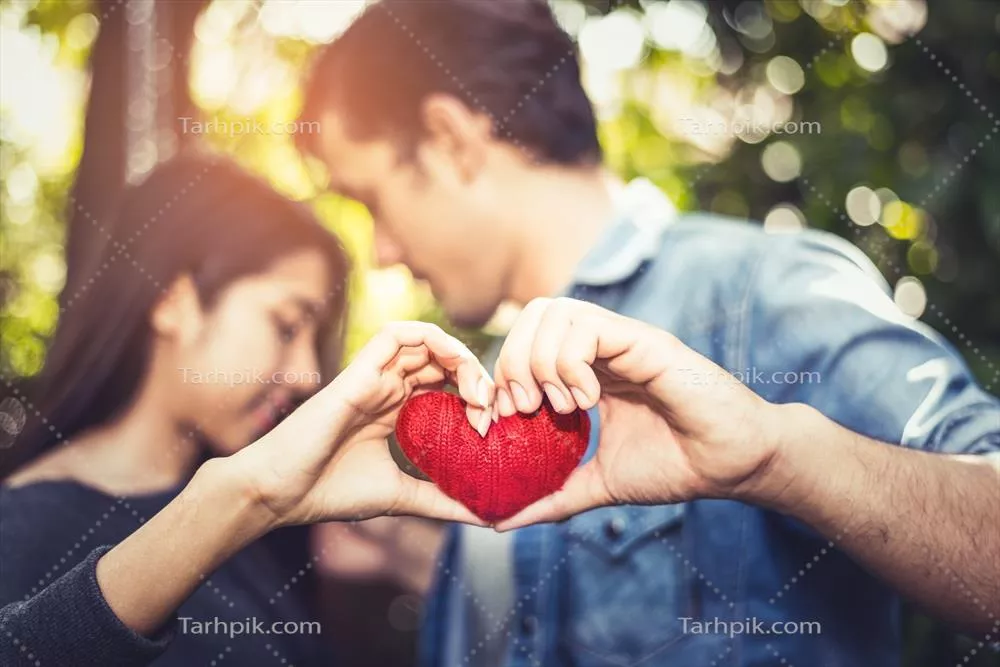جشنواره ای رمانتیک برای ولنتاین: عاشقانه جوانان با قلب قرمز از نخ
