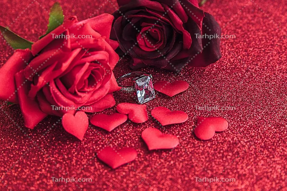 پیشنهاد ازدواج با حلقه عروسی و گل رز قرمز بر زمینه زرق و برق قرمز در روز ولنتاین