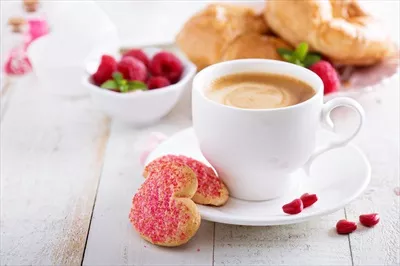 صبحانه ولنتاین ویژه با قهوه و شیرینی های عاشقانه در کنار معشوق