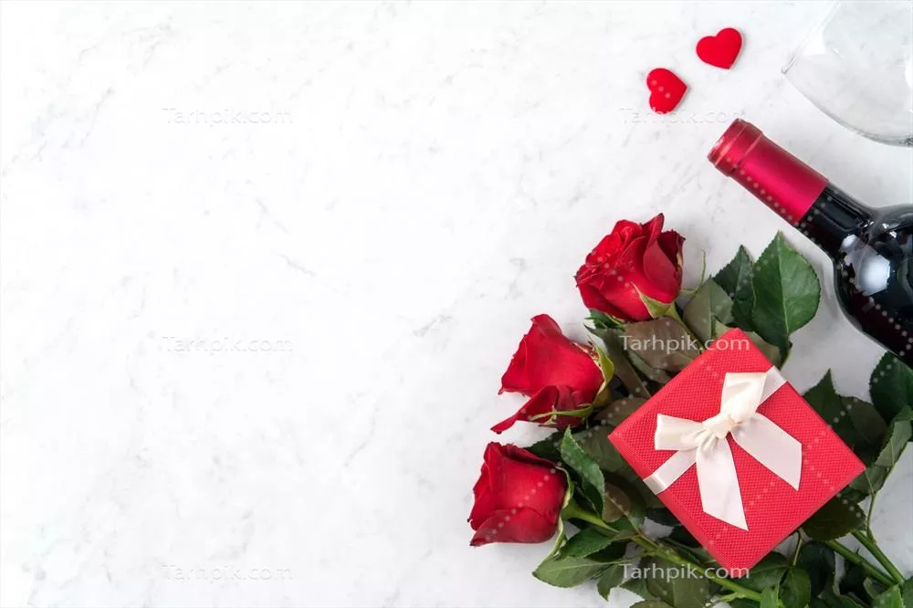 مفهوم طراحی غذای جشن Valentain با هدیه ای در بالای میز و گل رز و شراب