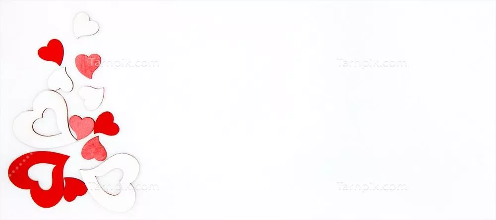 قلب قرمز و صورتی و سفید بر روی پسزمینه سفید، نماد عشق و روز ولنتاین