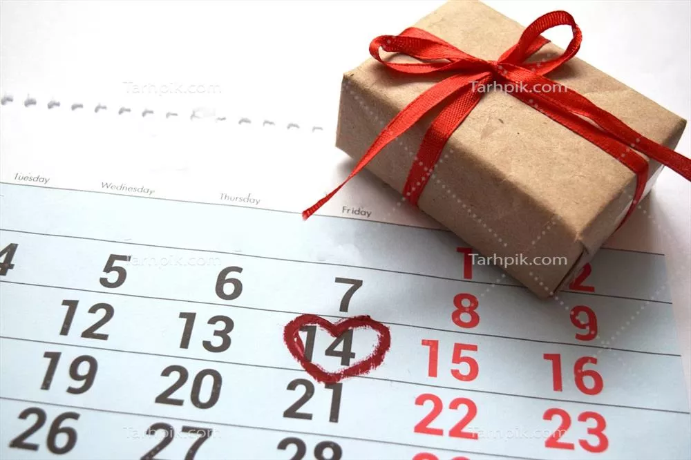 صفحه تقویم با قلب قرمز در 14 فوریه و جعبه هدیه روز ولنتاین