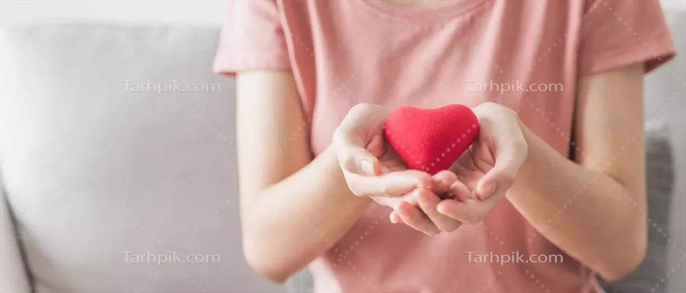 زنی با قلب قرمز در روز جهانی قلب و روز جهانی سلامت ذهن برای عشق و خیریه