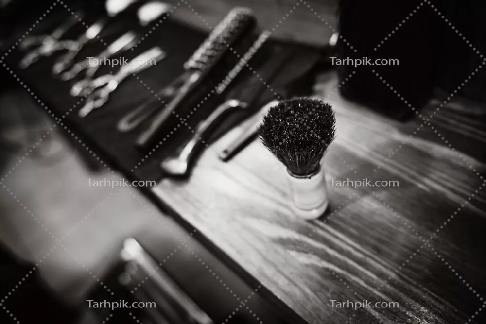 ابزارهای آرایشگر بر روی میز در مقابل آینه برای آراستگی و زیبایی