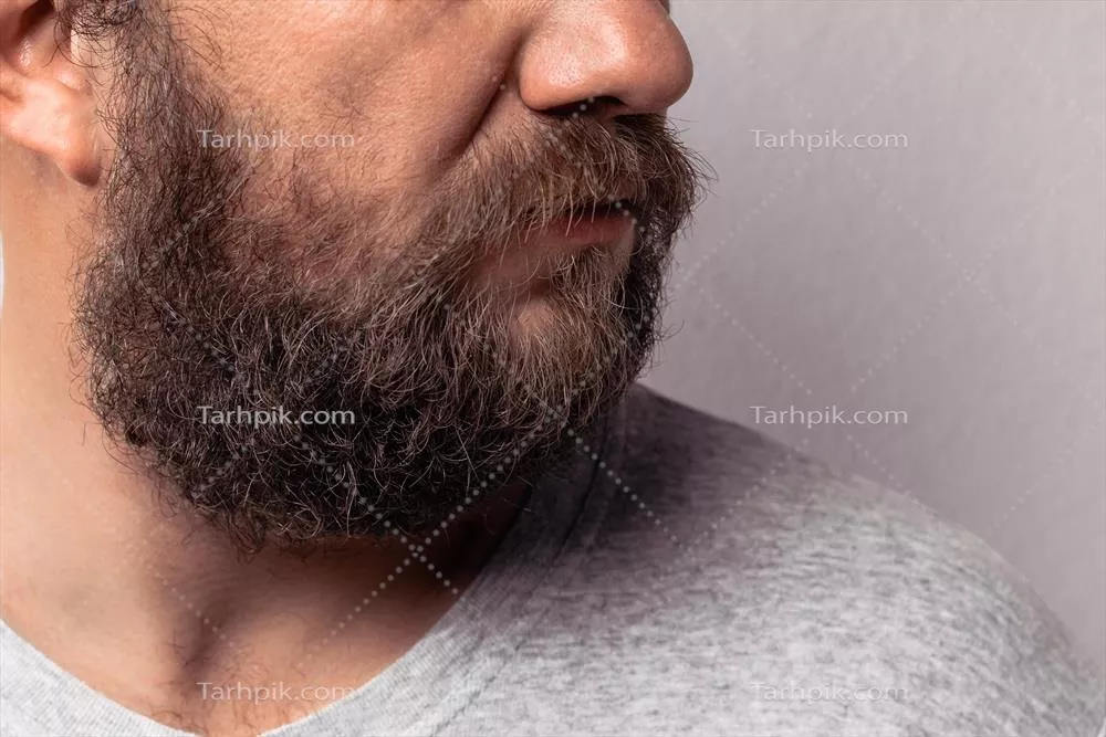 مرد خوش چهره با ریش بلند و سبیل جذاب و شیک