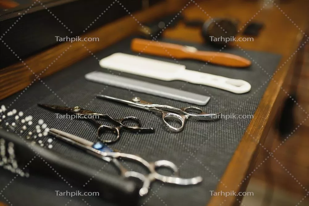 ابزارهای آرایشگاهی vintage بر روی زمینه چوبی قدیمی