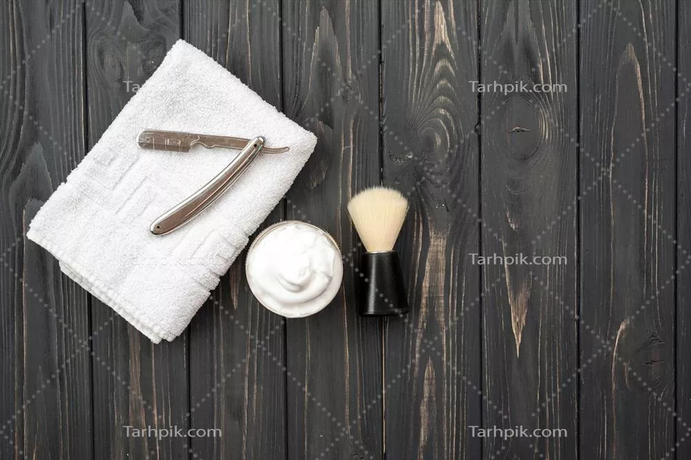 تصویر ابزار اصلاح شامل برس، فوم و ماشین اصلاح با جزئیات زیبا