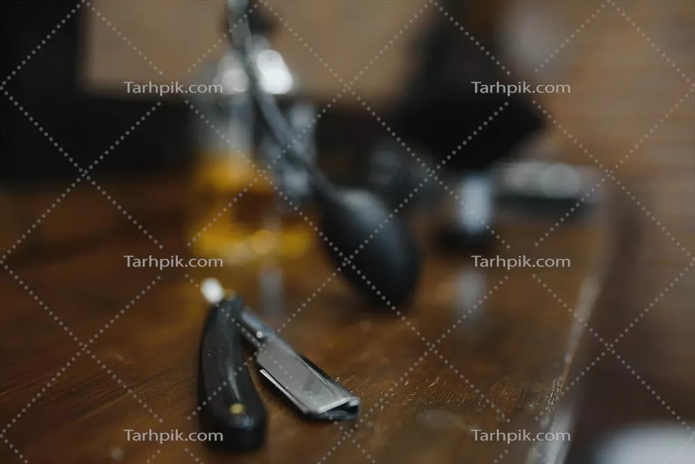 ابزار آرایشگری قدیمی بر روی پس‌زمینه چوبی کهنه با فضای خالی