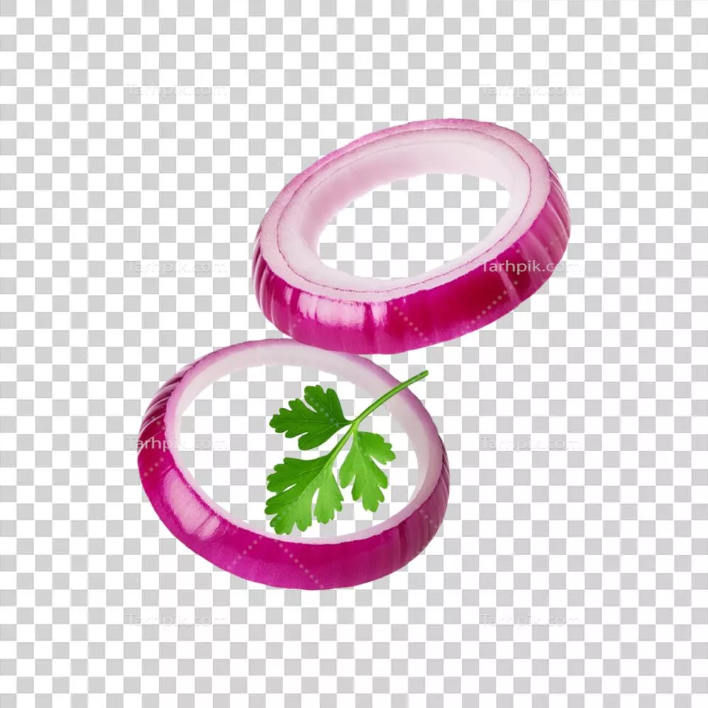 پیاز خرد شده با برگ گشنیز بر روی پس‌زمینه شفاف