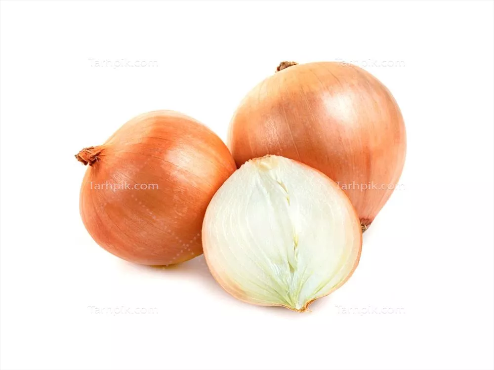 پیاز تازه با پس زمینه سفید به صورت جداگانه