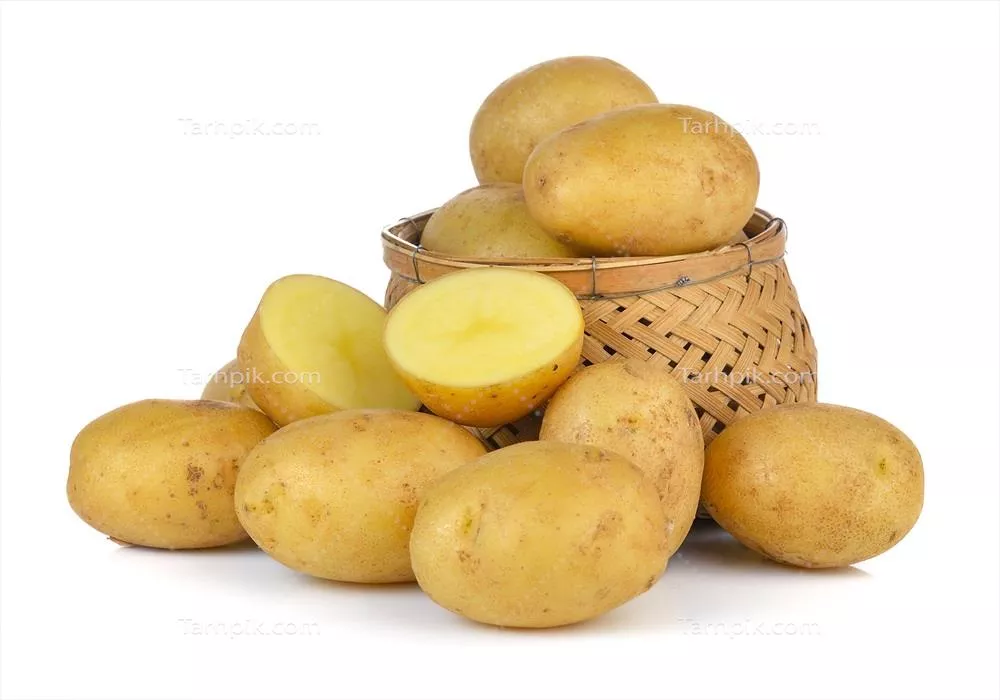 سیبزمینی در سبد با زمینه سفید به صورت ایزوله شده